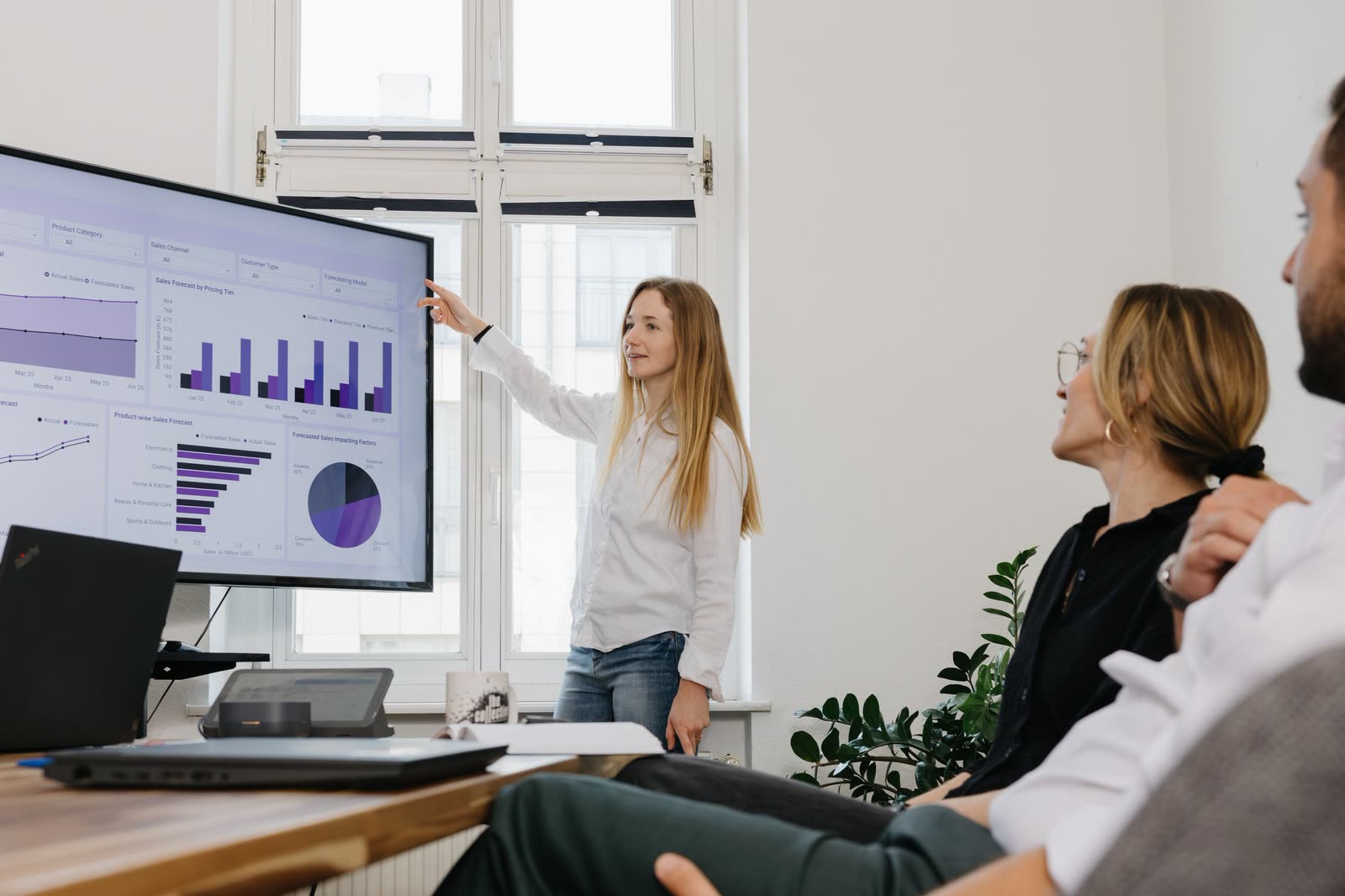 A Gemmpion presenting a dashboard to the team